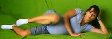 kobieta w ciąży ćwicząca kolana w leżeniu na boku