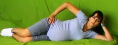 kobieta w ciąży ćwicząca ramiona