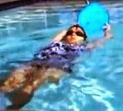 pływanie w ciąży na plecach na basenie z deską