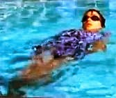 kobieta pływająca w basenie