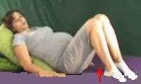 kobieta w ciąży ćwicząca łydki